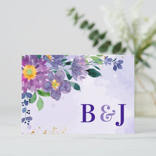 Waterverf Monogram Paarse Blauwe Bloemen Bruiloft RSVP Kaartje (Staand voorkant)