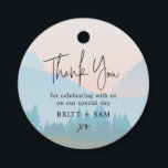 Waterverf Mountain Scene Outdoor Bruiloft Bedankjes Labels<br><div class="desc">Kan worden aangepast aan uw behoeften. © Gorjo Design. Gemaakt voor je via het Zazzle platform. // Hulp nodig bij het aanpassen van uw ontwerp? Heb je andere ideeën? Neem contact met mij op via de knop hieronder.</div>