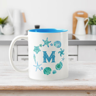 Waterverf oceaanschelpen en zeesterren monogram tweekleurige koffiemok