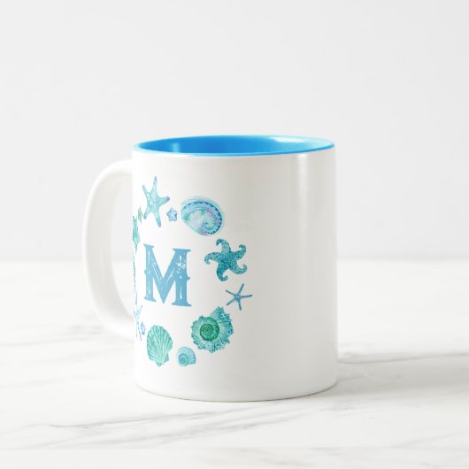 Waterverf oceaanschelpen en zeesterren monogram tweekleurige koffiemok (Voorkant links)