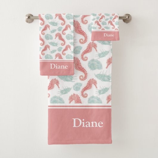 Waterverf Ocean Seashell Pattern met Naam Roze Bad Handdoek (Insitu)