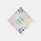 waterverf paarse bloemen elegante script bruiloft servet (Hoek)