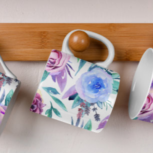 Waterverf paarse en roze bloemen. Bloemenpatroon Koffiemok
