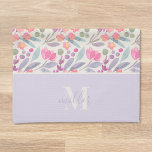 Waterverf Paarse Floral Familie Naam Monogram Theedoek<br><div class="desc">Aangepast ontworpen keukenhanddoek met gepersonaliseerde kalligrafienaam en monogram met een elegant paars/lila floreel patroon van de waterverf.</div>