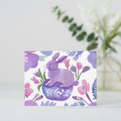 Waterverf Paarse konijn met lentebloemen Feestdagenkaart (Staand voorkant)