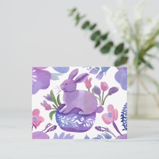 Waterverf Paarse konijn met lentebloemen Feestdagenkaart (Staand voorkant)
