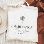 Waterverf Palm Bestemming Bruiloft Welkom Tote Bag<br><div class="desc">Welkom gasten op uw bruiloft met deze chique en moderne gepersonaliseerde canvas tassen. Het ontwerp is voorzien van een waterverf palmboomillustratie met uw trouwbestemming eronder (afgebeeld met Charleston) in klassieke serif belettering. Voeg hieronder uw namen toe in donkergroen handgeschreven cursief schrift, evenals het jaar (weergegeven in Romeinse cijfers voor een...</div>