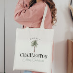 Waterverf palmboom vrijgezellenfeest tote bag<br><div class="desc">Welkom vrienden op uw vrijgezellenfeest of meisjes weekend met deze chique gepersonaliseerde canvas tassen. Het ontwerp is voorzien van een waterverf palmboomillustratie met daaronder uw bestemming (getoond met Charleston) in klassieke serif belettering. Voeg hieronder uw evenementnaam toe in donkergroen handgeschreven cursief schrift, waarbij het jaar over de bovenkant is gebogen...</div>