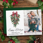 Waterverf pijnbomen kalligrafie inkt groen feestdagenkaart<br><div class="desc">Moderne Elegant Calligraphy Ink Script Waterverf Pines Winter Greenery with Burgundy Red Ribbon Bow kerstsierents,  Pine Cones and Holly Berries Photo Prettige feestdagen Card - Green</div>