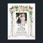 Waterverf Pink White Floral Foto van bruiloft Aankondigingskaart<br><div class="desc">Elegant Wedding Canopy Waterverf Roze Wit Bloemen Bruiloft Verloving Aankondiging Save The Date Briefkaart bevat prachtige roze en witte rozen. De houten luifelboog bevat botanisch groen. Paar Foto.</div>