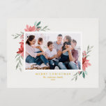 Waterverf Red Poinsettia kerstfoto Folie Feestdagen Briefkaart<br><div class="desc">Vrolijk kerstfeest! Verstuur vakantiewensen en groeten met dit elegante gouden kerstbriefkaart. Het bevat waterverf illustraties van rode punsettia met groen. Pas dit florale briefkaart van Kerstmis aan door uw favoriete foto, groet, namen en andere details toe te voegen. De teksten zijn volledig bewerkbaar. Beschikbaar als een platte kaart, gevouwen kaart...</div>