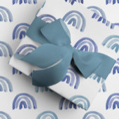 Waterverf regenboogrijen in blauw cadeaupapier