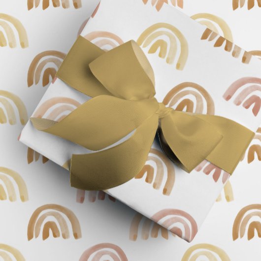 Waterverf regenboogrijen in geel cadeaupapier