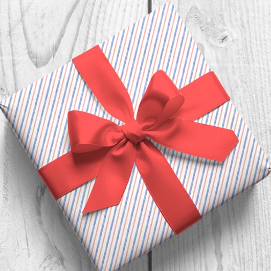 Waterverf rode en blauwe diagonale strepen cadeaupapier