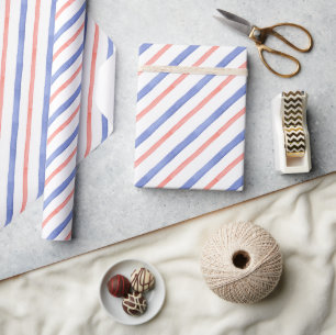 Waterverf rode en blauwe diagonale strepen cadeaupapier