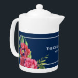 Waterverf Rode en Roze bloemen Donkere marine Theepot<br><div class="desc">Op basis van mijn waterverf illustratie van rode papaver en roze roze roos. Een prachtige schikking van delicate zomerhuistuinbloemen boven een vlakke,  donkere blauw marineschuine achtergrond.  in Zazzle met je eigen teksten voor een gepersonaliseerd ontwerp. Bekijk mijn winkel voor overeenkomende objecten!</div>