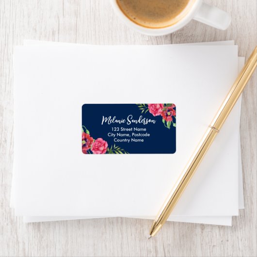 Waterverf rode en roze bloemen op donkerblauw etiket (Insitu)