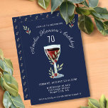 Waterverf Rode wijn Roos Navy Blue 70th Birthday Kaart<br><div class="desc">Waterverf Rode wijn Roos Navy Blue 70th Birthday Invitation. Het ontwerp heeft een waterverf rood wijnglas,  rozen en twijgen op een blauw marineklein. De tekst is wit en volledig aanpasbaar. Elegant en rustige zeventigste verjaardag uitnodiging voor een vrouw of een man.</div>