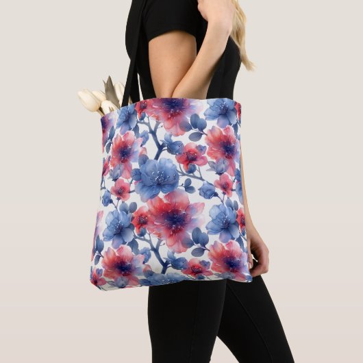 Waterverf rood, blauw bloempje op een wit tote bag (Dichtbij)