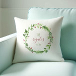 Waterverf Rood en Groen Gepersonaliseerd Kerstfees Kussen<br><div class="desc">Vier de feestdagen in stijl met deze decoratieve gepersonaliseerde kerst kussens. Met een replica van mijn originele waterverf krans in rijke bessenrode en groene tinten tegen een witte achtergrond, kunnen deze kussens worden aangepast met uw namen en vastgestelde datum in trendy scripttypografie. De achterkant vult aan met een coördinerende rode...</div>