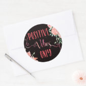 Waterverf roze bloemen positief vibes alleen zwart ronde sticker (Envelop)