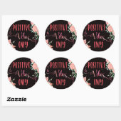 Waterverf roze bloemen positief vibes alleen zwart ronde sticker (Vel)