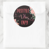 Waterverf roze bloemen positief vibes alleen zwart ronde sticker (Tas)
