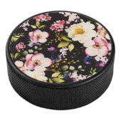 Waterverf roze geel rozen zwarte achtergrond hockey puck (3/4)