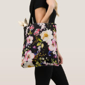 Waterverf roze geel rozen zwarte achtergrond tote bag (Dichtbij)