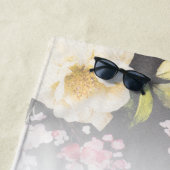 Waterverf Roze Gele Rozen op zwart, Monogram Strandlaken (In situ)