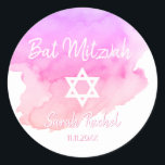 Waterverf Roze Star van David Bat Bar Mitzvah Ronde Sticker<br><div class="desc">Voeg deze prachtige kleine ronde envelop sticker zegels Jewish Bat Mitzvah toe aan uw uitnodigingen,  enveloppen,  bedankkaarten of andere items zoals bedankcadeaus of gunsten. Modern Trendy wit script kalligrafie letters design. Waterverf achtergrond in roze,  violet,  paarse tinten. U zult zeker indruk maken op iedereen met deze! Zie collectie.</div>