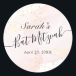 Waterverf Roze x Gold Bat Mitzvah Ronde Sticker<br><div class="desc">Deze chique en elegante vleermuis mitswa sticker heeft een witte achtergrond met blush roze penseelstreken in waterverf en faux gold splatters. Personaliseer het voor uw behoeften. Meer overeenkomende producten vind je in mijn winkel.</div>