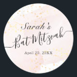 Waterverf Roze x Gold Bat Mitzvah Ronde Sticker<br><div class="desc">Deze chique en elegante vleermuis mitswa sticker heeft een witte achtergrond met blush roze penseelstreken in waterverf en faux gold splatters. Personaliseer het voor uw behoeften. Meer overeenkomende producten vind je in mijn winkel.</div>