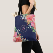 Waterverf Rozen Floral Navy Monogram Tote Bag (Dichtbij)