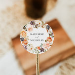 Waterverf Rustische Herfst Floral Wedding Ronde Sticker<br><div class="desc">Elegante,  herfstbloementrouwstickers voor uw huwelijksuitnodigingen en/of -gunsten met een krans van bloemenbloemen,  vetplanten en bladeren in tinten van blush pink,  perzik,  sinaasappel,  waterverf,  bruin en groen. Personaliseer de rustieke bloemenbruiloft stickers door uw namen toe te voegen. Ontworpen om te coördineren met onze Waterverf Rustic Herfst Floral bruiloft collectie.</div>