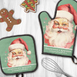 Waterverf Santa Face Christmas Custom Ovenwant & Pannenlap Set<br><div class="desc">Omarm de vakantie spirit met deze heerlijke ovenhandschoen en pottenhouder set met een waterverf Santa gezicht op een feestelijke groene achtergrond. Perfect voor het brengen van een vleugje nostalgie naar uw keuken, deze set is zowel decoratief als functioneel. Pas het aan met jouw naam of een speciaal bericht om het...</div>