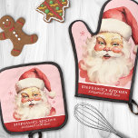 Waterverf Santa Face Christmas Custom Ovenwant & Pannenlap Set<br><div class="desc">Omarm de vakantie spirit met deze heerlijke ovenhandschoen en pottenhouder set met een waterverf Santa gezicht op een feestelijke roze achtergrond. Perfect voor het brengen van een vleugje nostalgie naar uw keuken, deze set is zowel decoratief als functioneel. Pas het aan met jouw naam of een speciaal bericht om het...</div>