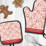 Waterverf Santa Pink Christmas Custom Ovenwant & Pannenlap Set<br><div class="desc">Vier het vakantieseizoen met deze charmante ovenhandschoen en pottenbakset met een waterverf kerstmanspatroon op een feestelijke roze achtergrond. Perfect voor het toevoegen van een nostalgische touch aan uw keuken, deze set is zowel decoratief als praktisch. Pas het aan met jouw naam of een speciaal bericht om het uniek van jou...</div>
