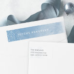 Waterverf Snowfall Hanukkah Return Address<br><div class="desc">Elegant wraparound return address labels zijn ontworpen om te coördineren met onze Shining Wishes en Waterverf Wishes Hanukkah card collecties. Op de labels staat een blauwe waterverf wasachtergrond met een omvallende sneeuw. Personaliseer met uw terugkeeradres op het front wraparound gedeelte, en voeg een douanebericht aan de rug toe (getoond met...</div>