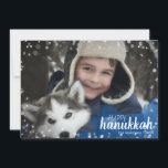 Waterverf Snowflakes Hanukkah Holiday Fotokaart Feestdagenkaart<br><div class="desc">Stijlvolle en schattige Hanukkah Holiday-fotokaart is perfect voor al je vrienden en familie dit vakantiejaar. Met blauwe waterverf wolken met witte sterren en sneeuwvlokken aan beide zijden. Pas de tekst aan met uw familienaam en het jaar en verwissel het afbeelding voor een foto van uw kinderen, huisdier of het hele...</div>