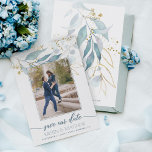 Waterverf Stoffig Blauw Bloemen Elegante Foto Brui Save The Date<br><div class="desc">In de hoop om allerlei romance aan uw huwelijksdag toe te voegen? Of u nu een buitenbruiloft plant, een door de tuin geïnspireerde bruiloft of gewoon graag een botanisch gevoel toevoegt aan uw bruiloft, bloemdetails voegen een element van elegantie toe aan het briefpapier van uw evenement. Zacht, waterverf blauw groen...</div>