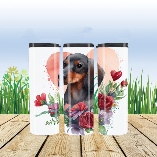 Waterverf teckel omgeven door kleurrijke bloemen thermosbeker