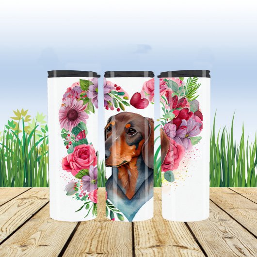 Waterverf teckel omgeven door kleurrijke hart- thermosbeker