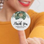 Waterverf Tropische bladeren Weddenschap Ronde Sticker<br><div class="desc">Deze bruine en wazige roze florale mason-jar bruiloft kan gepersonaliseerd worden met je informatie. Het kan verder worden aangepast door de klik te kiezen om de optie aan te passen. U kunt de tekstkleur en stijl, sommige achtergronden veranderen en sommige afbeeldingen schrappen. Zie alsjeblieft mijn collecties voor meer in deze...</div>
