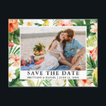 Waterverf Tropische koraalbloemen bewaren de datum Briefkaart<br><div class="desc">Moderne Waterverf Tropische Koraal Bloemen,  Groen en Palm Bladeren Save The Date Foto Verloving Aankondiging Briefkaart</div>