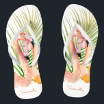 Waterverf Tropische roze vlammen met Jouw naam Teenslippers<br><div class="desc">Vlucht naar een tropisch paradijs met dit unieke paar gepersonaliseerde teenslippers met een paar roze, roze flamingos en palmschijfjes. Geef de steekproefnaam uit die in de ontwerp sjabloon voor zowel de linker als juiste schoen wordt getoond. Dit zijn prachtige cadeautjes voor alle gelegenheden en zijn vooral aardig voor bruidsmeisjes, bruid,...</div>