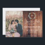 Waterverf van bijtschors laat monogram foto save the date<br><div class="desc">Rustic barnhout achtergrond met botanische waterverf verlaat monogram,  foto Save the Date card. Rustic country Wedding design. U kunt uw eigen tekst en foto toevoegen om dit sparen de kaart van de Datum zeer persoonlijk en uniek te maken.</div>