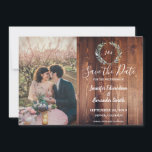 Waterverf van bijtschors laat monogram foto save the date<br><div class="desc">Rustic barnhout achtergrond met botanische waterverf verlaat monogram, foto Save the Date card. Rustic country Wedding design. U kunt uw eigen tekst en foto's toevoegen om dit te maken sparen de kaart van de Datum zeer persoonlijk en uniek. Nice Sparen de Datum uitnodiging voor uw lente, zomer, herfst of winterbruiloft....</div>