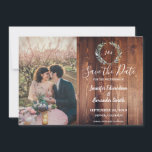 Waterverf van bijtschors laat monogram foto save the date<br><div class="desc">Rustic barnhout achtergrond met botanische waterverf verlaat monogram,  foto Save the Date card. Rustic country Wedding design. U kunt uw eigen tekst en foto toevoegen om dit sparen de kaart van de Datum zeer persoonlijk en uniek te maken.</div>