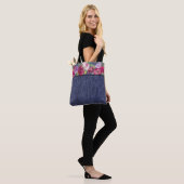 Waterverf van Bourgogne bloemen en denim Tote Bag (Op model)